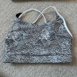 Ptula pixel sports bra